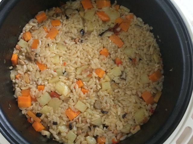 电饭锅版香菇土豆饭