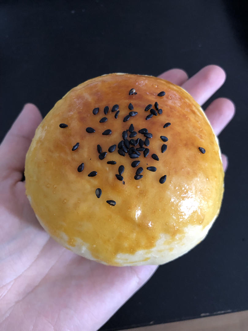 超软的奶香红豆沙面包