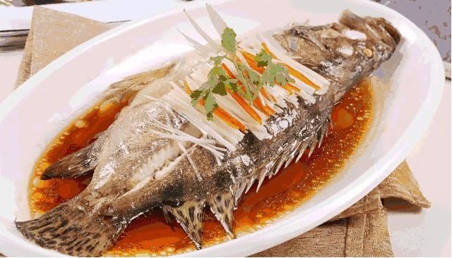 清蒸鲈鱼(附怎样蒸鱼才不腥)的做法