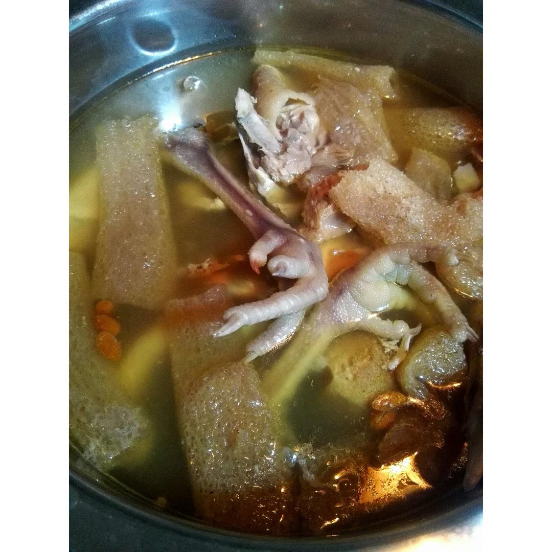 猴头菇虫草花竹荪排骨汤