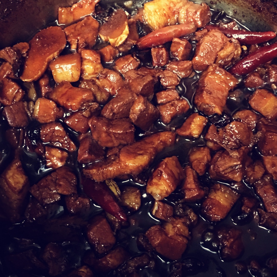 吃着碗里望着锅里的红烧肉