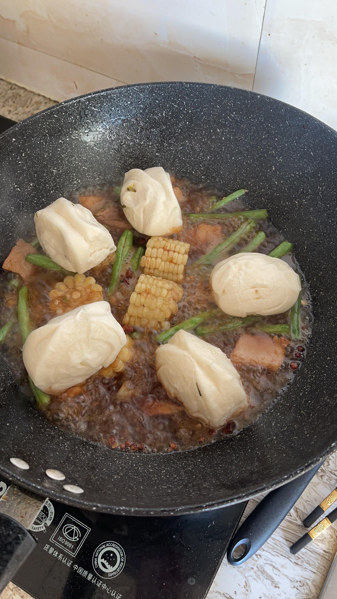 一锅出-豆角土豆玉米五花肉卷子
