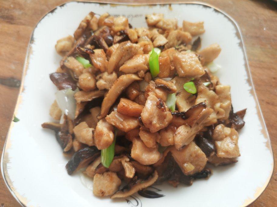 美味的鸡胸肉炒香菇