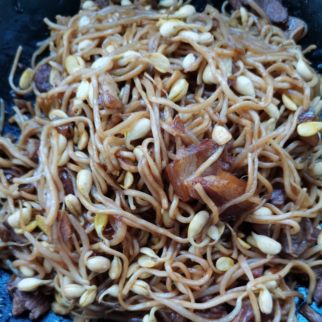 黄豆芽焖面
