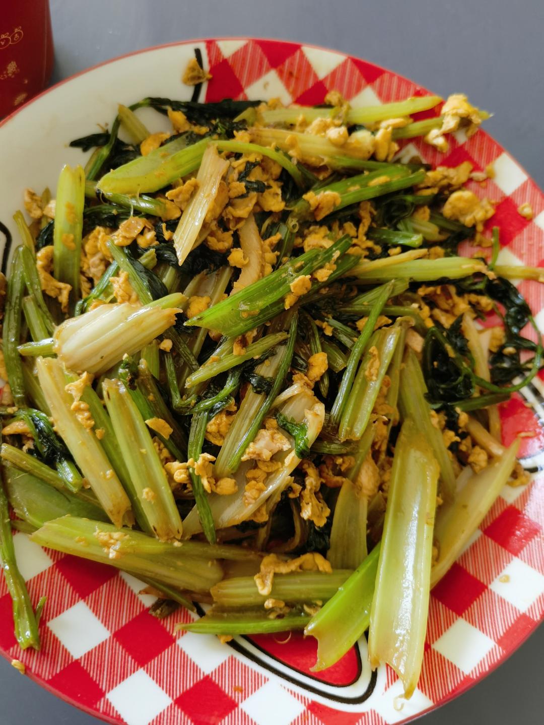 芹菜炒鸡蛋(超级简单的快手菜呀~)