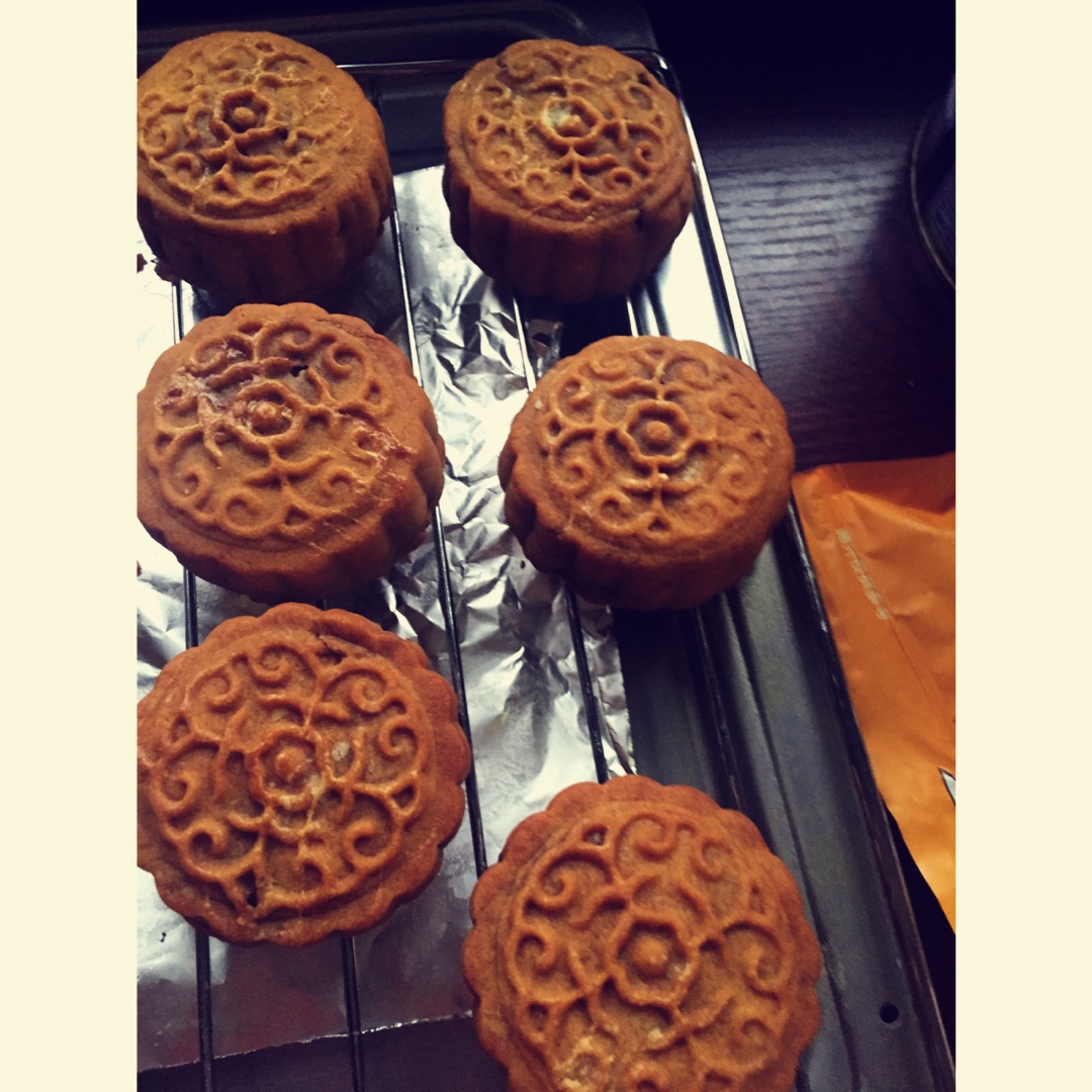 广式月饼－－蛋黄豆沙月饼