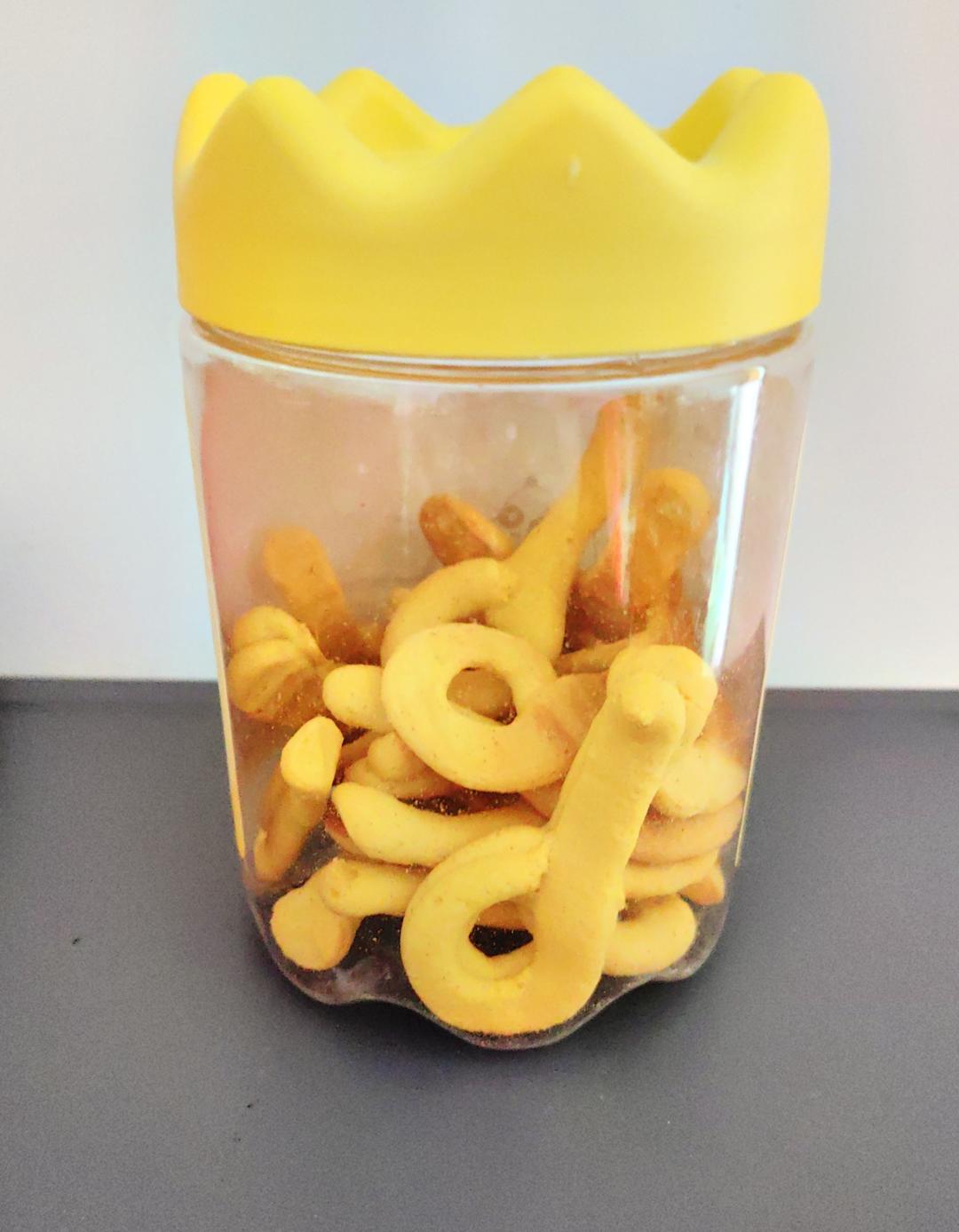 三种食材就可以给宝宝做的零食：玉米面棒棒糖造型饼干