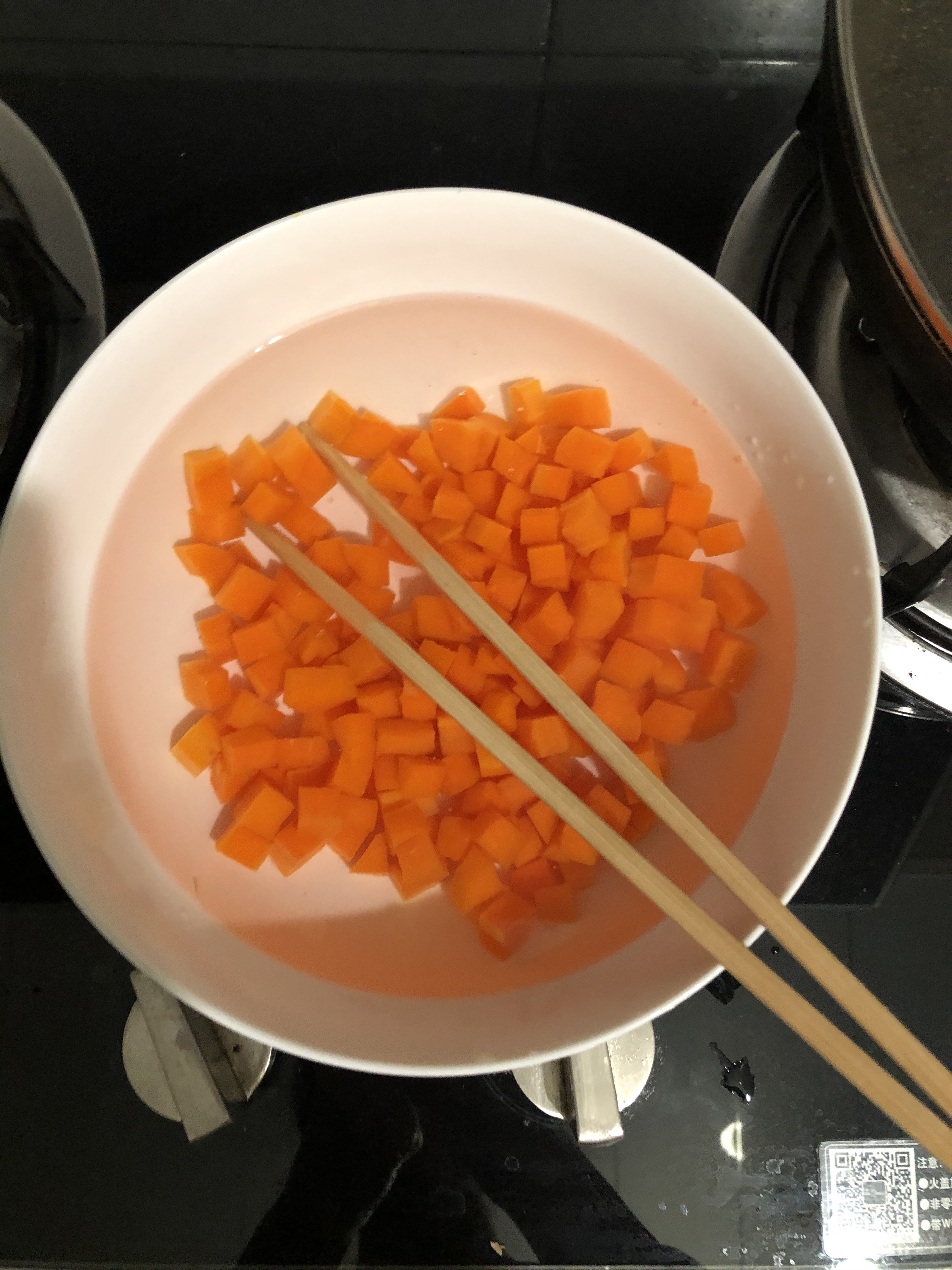 🥕胡萝卜芹菜拌花生米的做法 步骤4