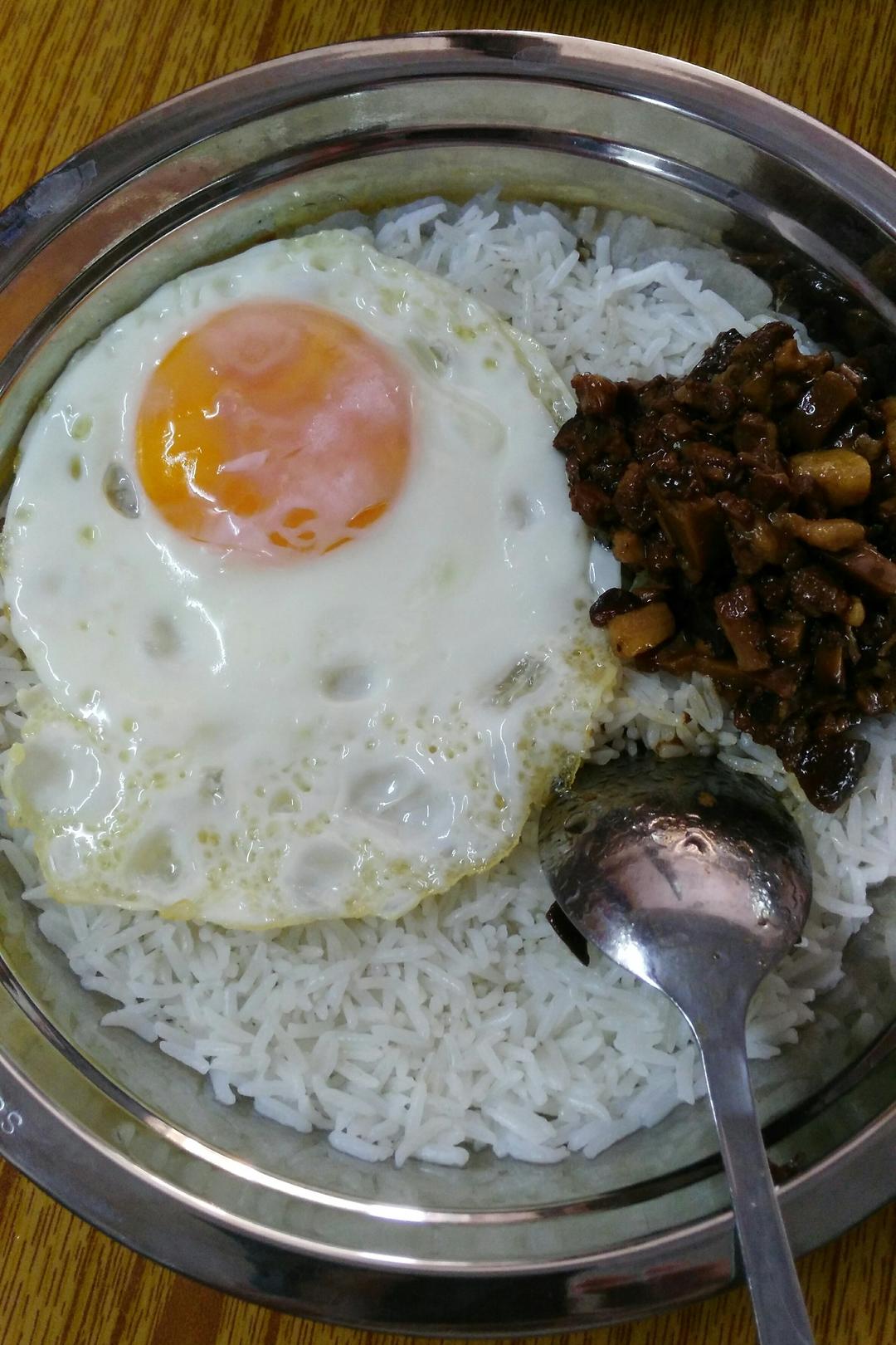 电饭煲版简约(一夜情咸鱼腊味)煲仔饭