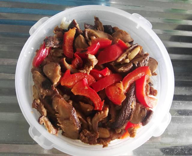干香菇炒肉红椒的做法