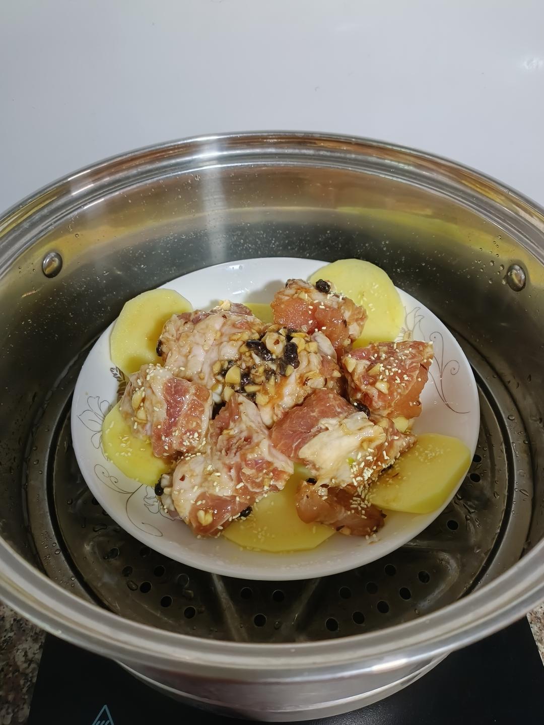 兄妹晚餐一锅蒸：豆豉蒸排骨，鸡蛋羹，鲈鱼