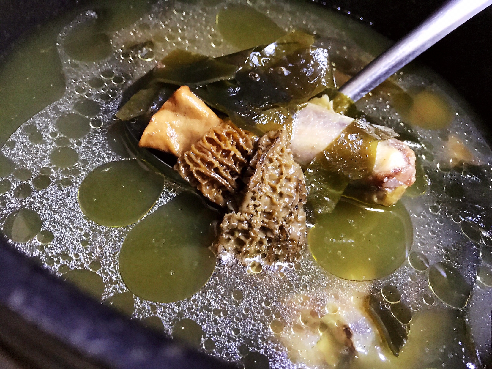 海带羊肚菌牛尾汤的做法