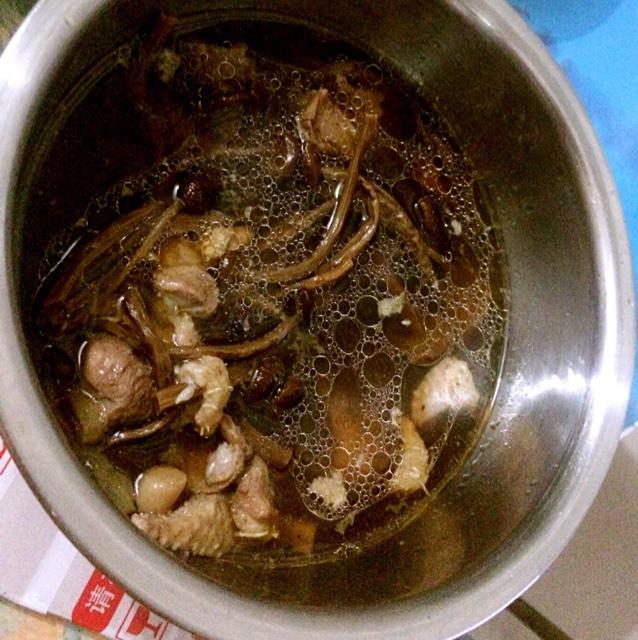 茶树菇花生炖老鸭汤的做法