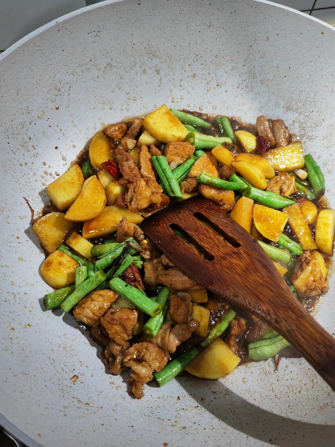 五花肉豆角土豆铁锅焖面