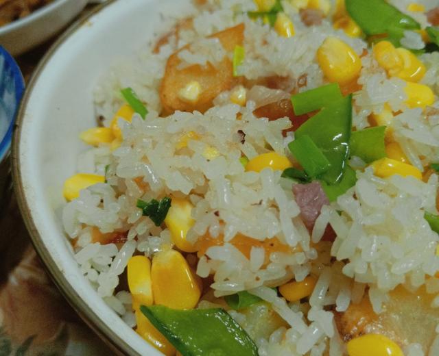 腊肉玉米洋芋饭的做法