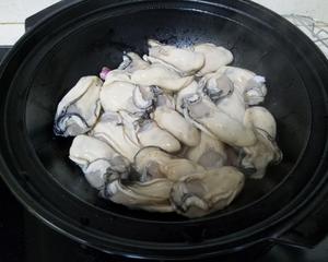 品虔瓦煲煮生蚝的做法 步骤3