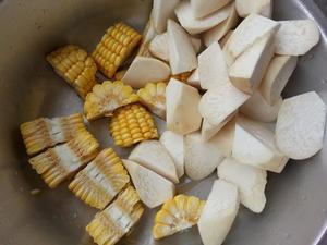 玉米鲍菇排骨汤的做法 步骤2