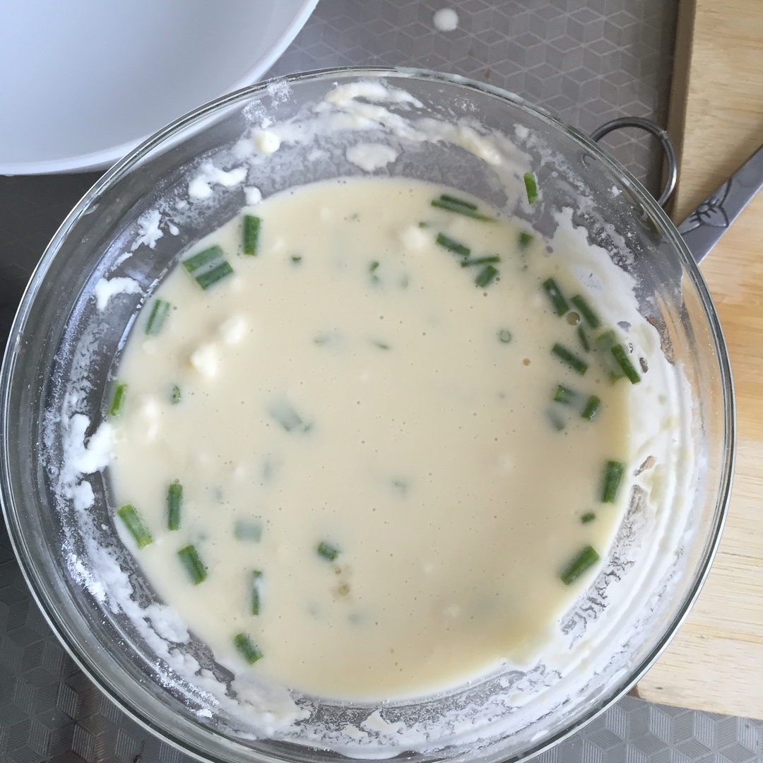 培根葱油鸡蛋饼的做法 步骤2