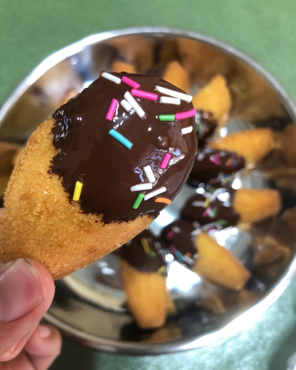 玛德琳（蓝带方）