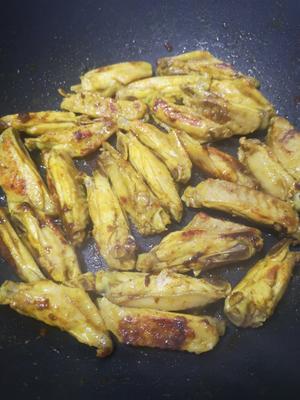 煎焗咖喱鸡翅的做法 步骤2