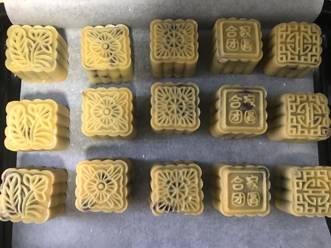 广式月饼－－蛋黄豆沙月饼