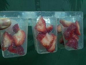 草莓🍓酸奶雪糕的做法 步骤2