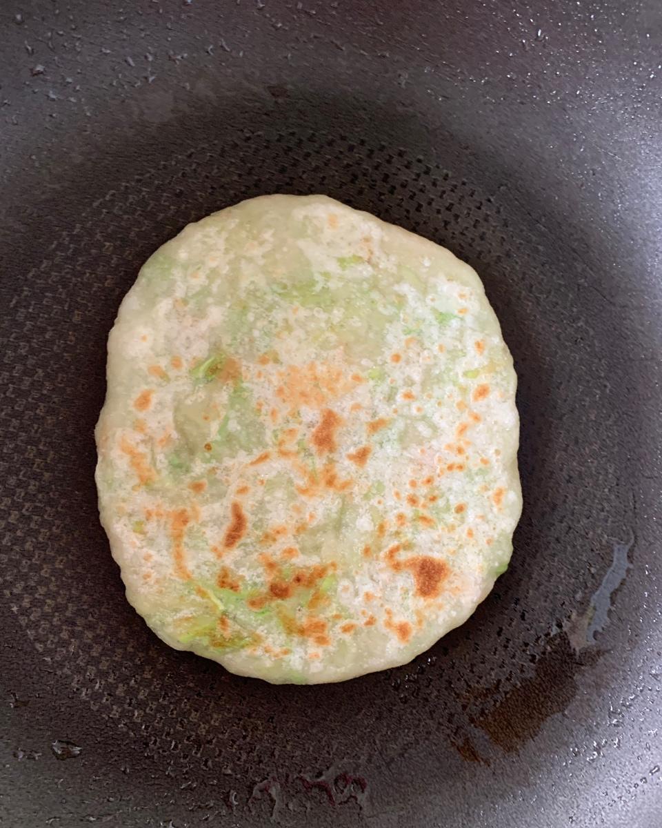 薄皮馅饼的制作方法（鸡蛋菠菜、鸡蛋韭菜馅儿饼）