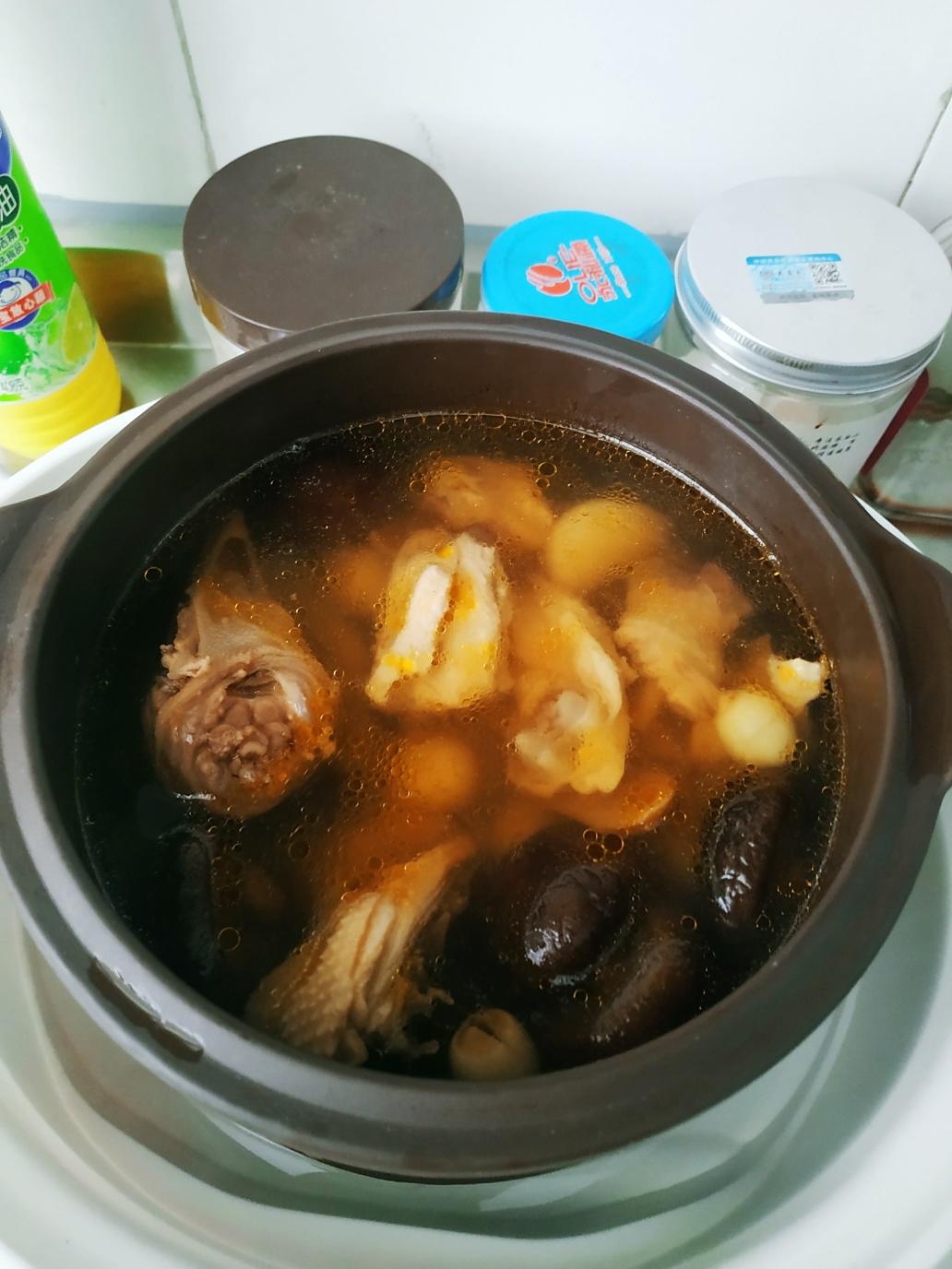 香菇莲子炖鸡汤