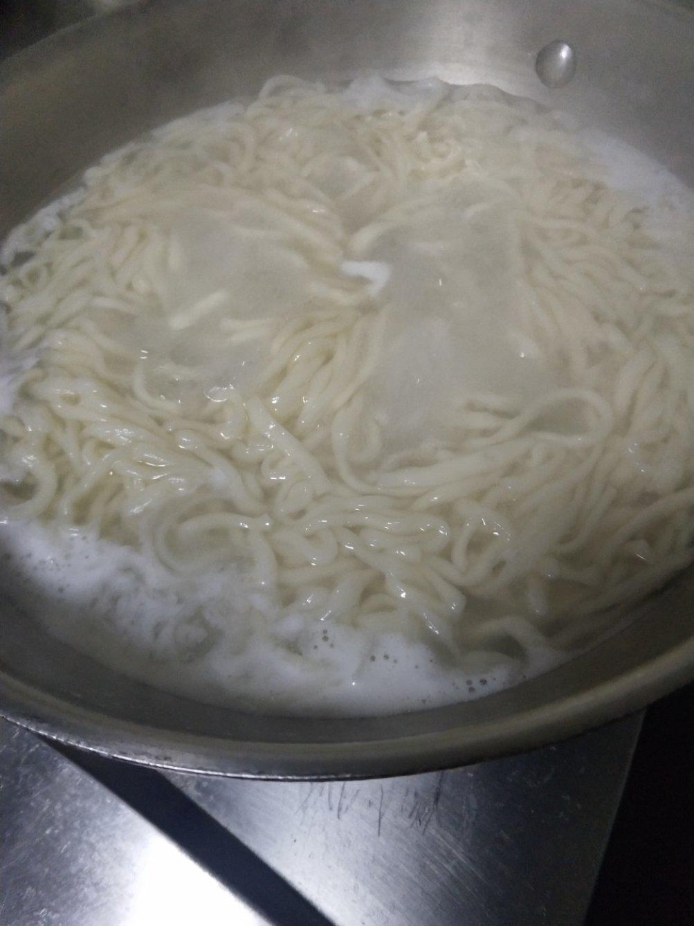 一夫食堂《一碗素面》（自制乌冬面 辣椒油 酱油汁儿 香菇酱 芝麻糊）