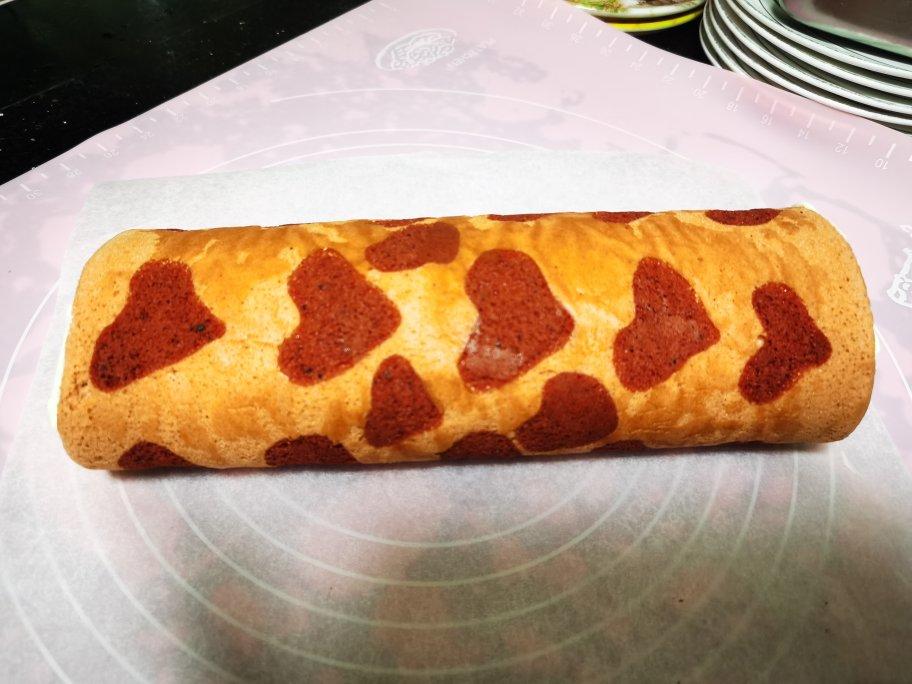 超粉嫩的爱心草莓蛋糕卷