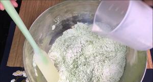 抹茶麻薯欧包，只揉5分钟就可以出面包膜-视频教程的做法 步骤2
