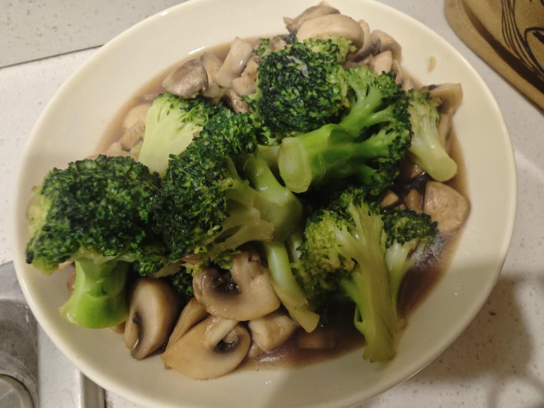 鲜美可口❗️清爽好吃的西兰花炒口蘑，超简单～