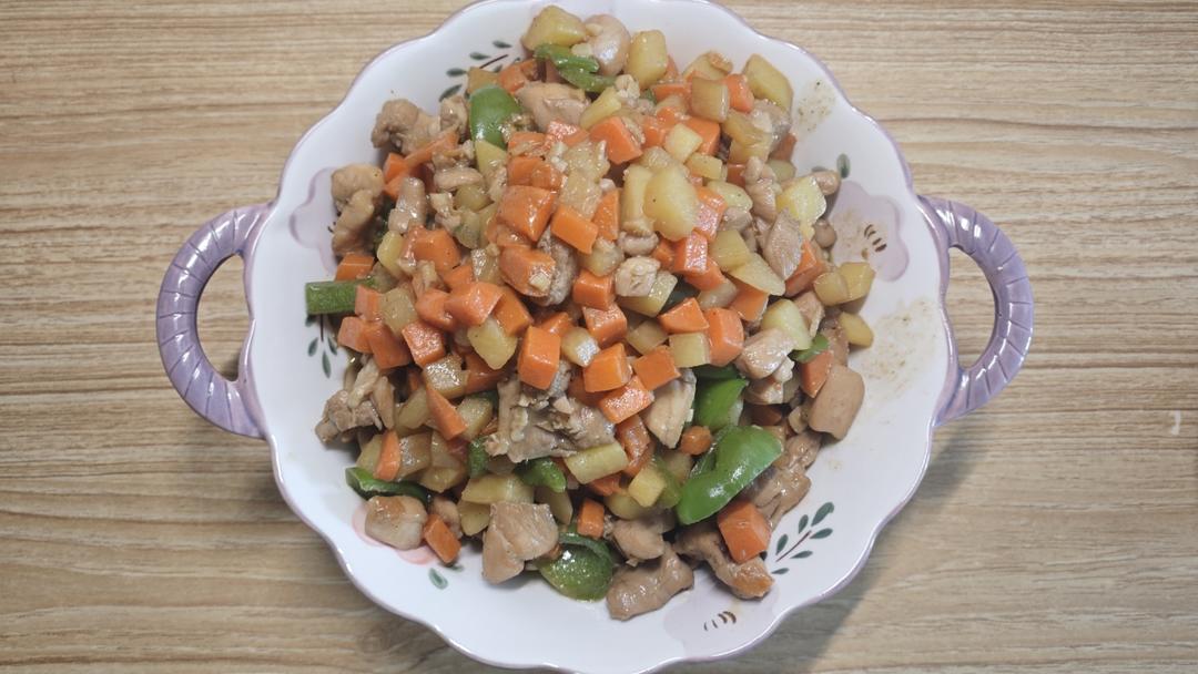土豆和鸡腿的美味组合😋三丁炒鸡腿肉吃起来