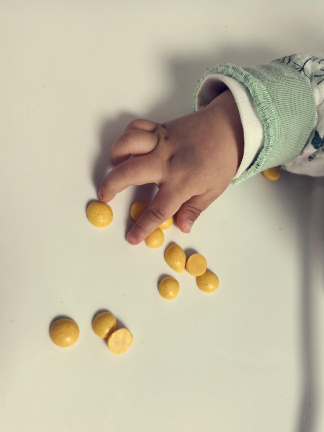 入口即化、简单易做的6个月以上宝宝都可以吃的健康小零食-蛋黄溶豆