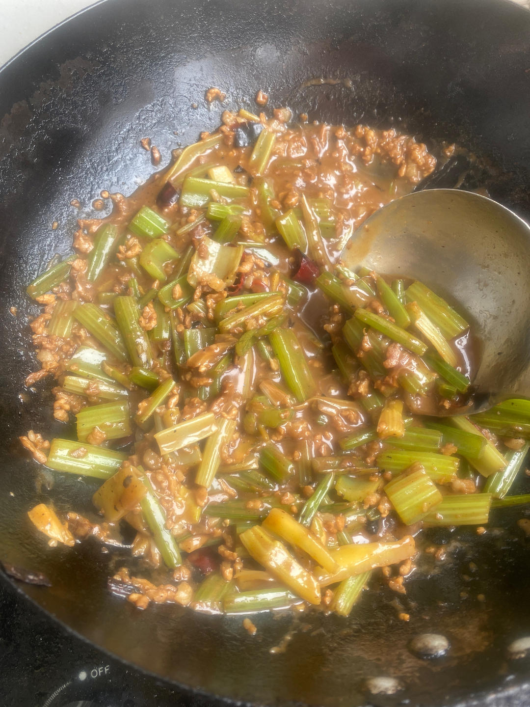 芹菜炒肉丝（七爸家常菜）