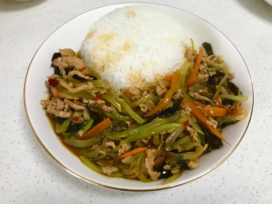 做成鱼香肉丝盖饭 好吃 【主料】猪肉丝,青笋,木耳,盐一勺,清水2勺