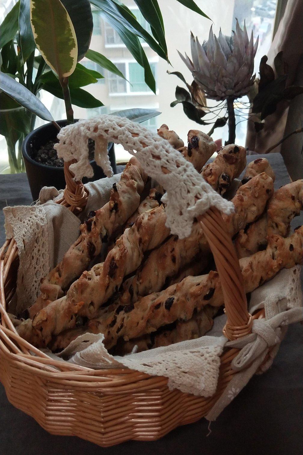 红酒葡萄干面包棒