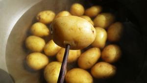 香辣干炕小土豆的做法 步骤1