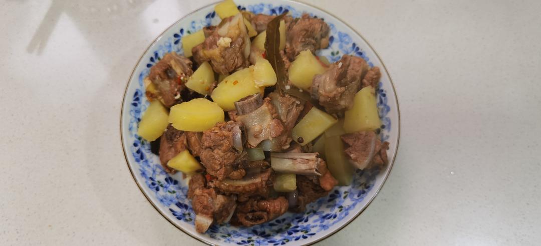 土豆烧排骨的做法