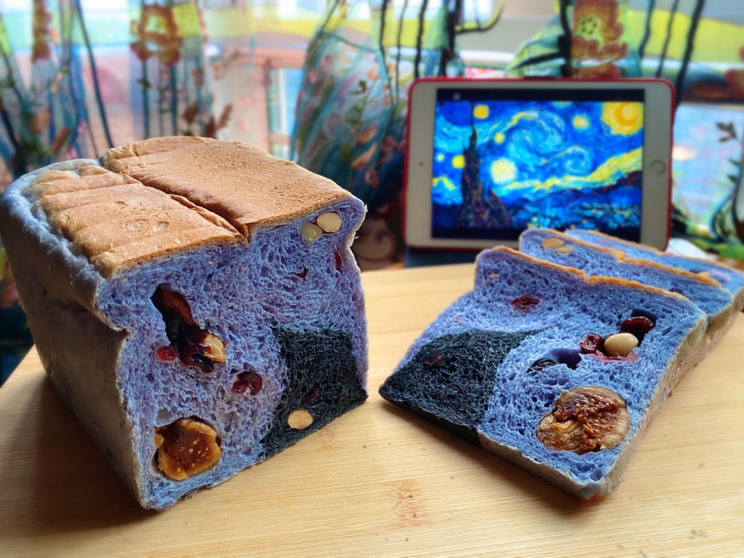 用美食向大师致敬：蝶豆花梵高“星空”吐司B12