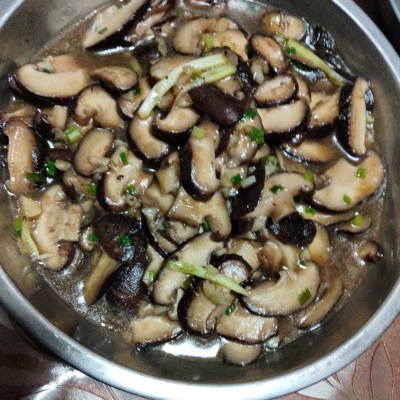 分享一个香菇好吃的做法，不用烧鸡不用炖汤，简单炒一炒，真香