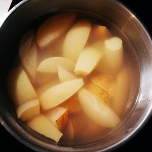 印度风果香红茶：苹果肉桂&大吉岭的做法 步骤1