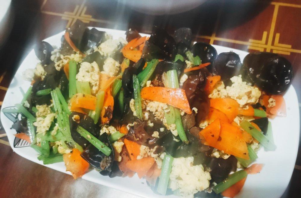 芹菜木耳炒鸡蛋