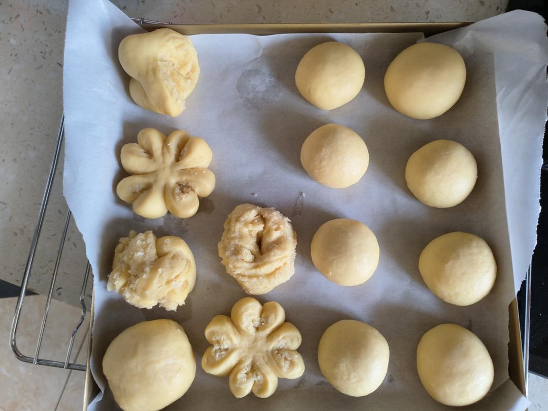 椰蓉小餐包。柔软拉丝，椰香浓郁