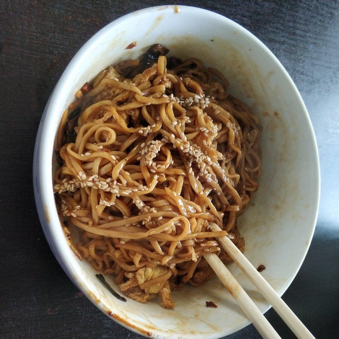 10分钟搞定的一碗葱油拌面