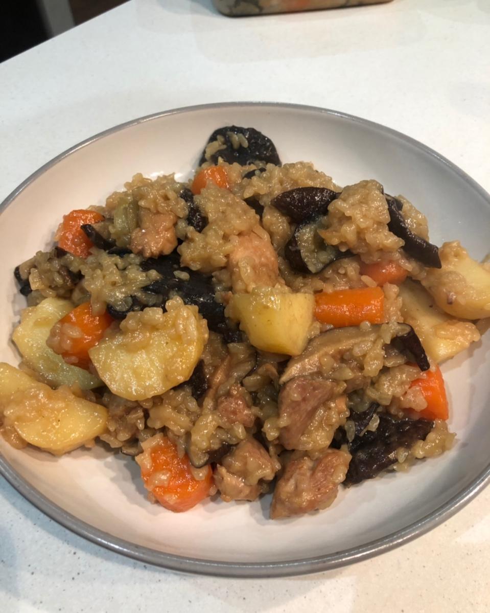 【香菇鸡肉焖饭】
