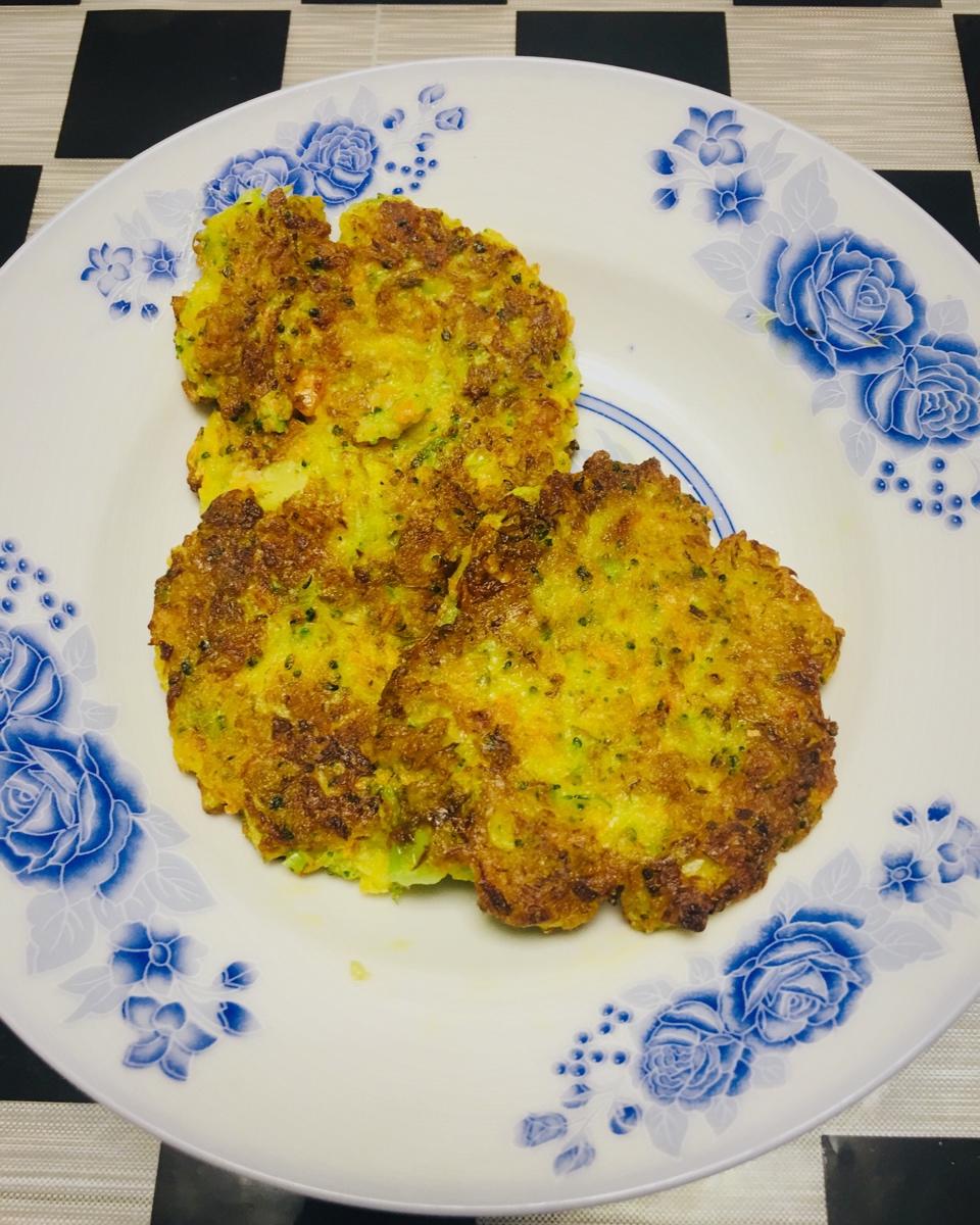 宝宝辅食：西兰花土豆饼—宝宝不爱吃蔬菜，试试缤纷蔬菜饼12M+