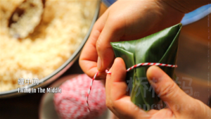 【桥桥妈】鲜肉粽 传统口味咸肉粽 四角粽慢动作讲解的做法 步骤3