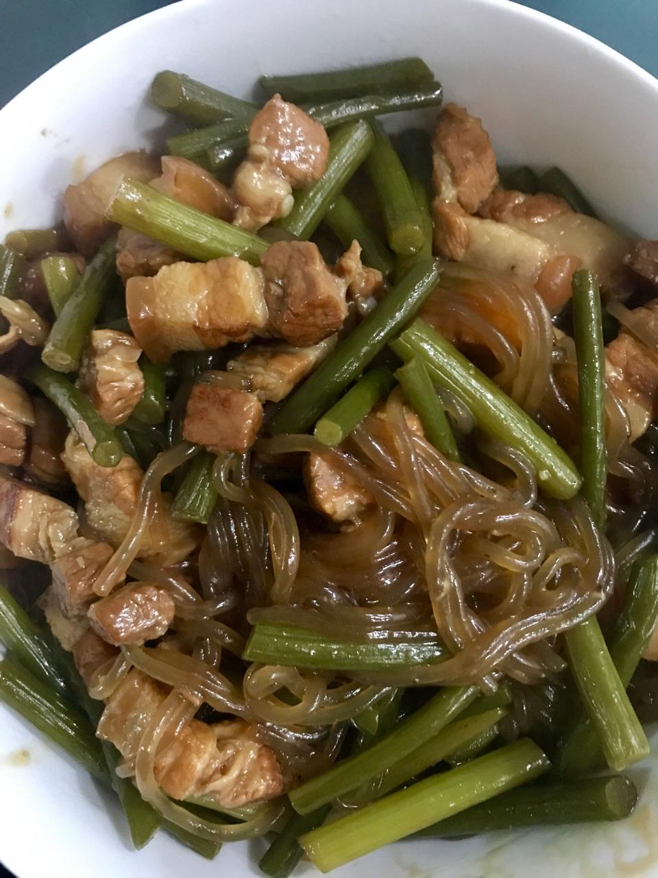 红烧肉焖蒜薹