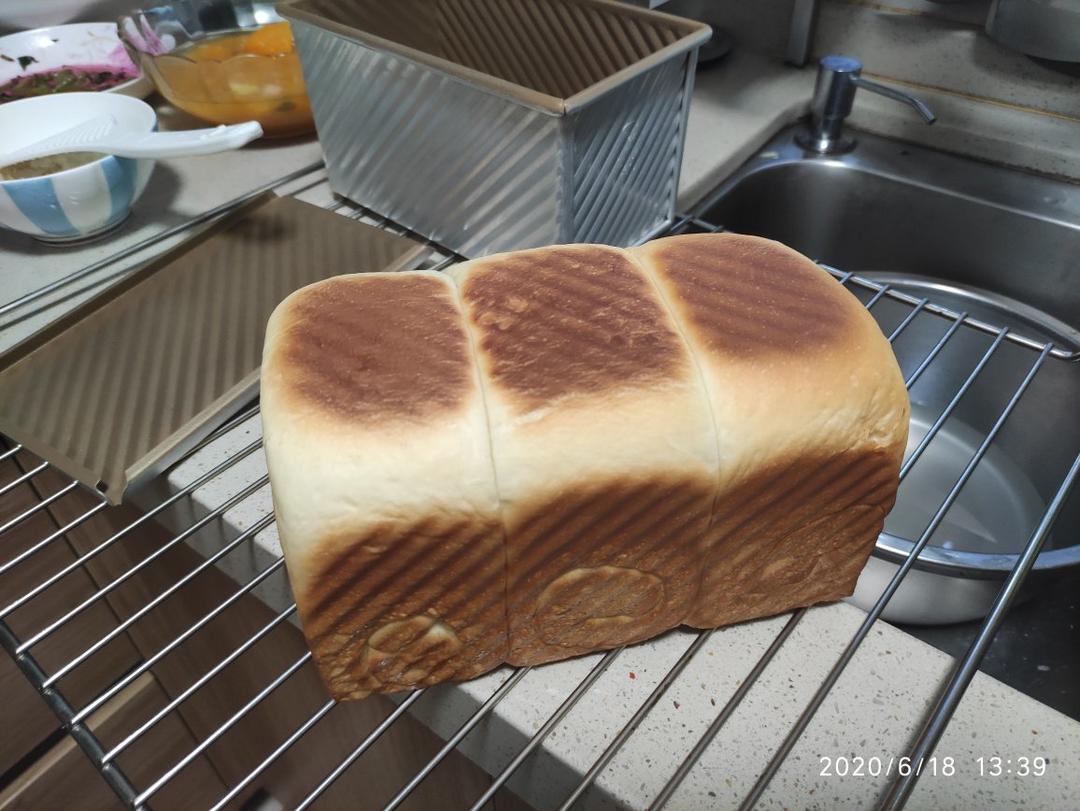做一次就成功的牛奶吐司面包（手和面揉出手套膜）最后附全麦吐司
